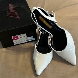 NWT Liliana White Pointed Slingback Heels